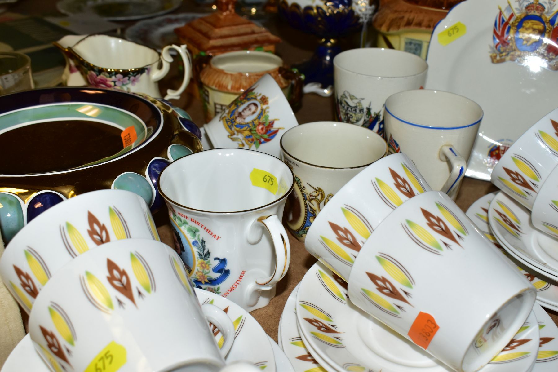 A GROUP OF CERAMICS AND GLASS to include Colclough tea service (six tea cups, saucers and side - Image 10 of 10