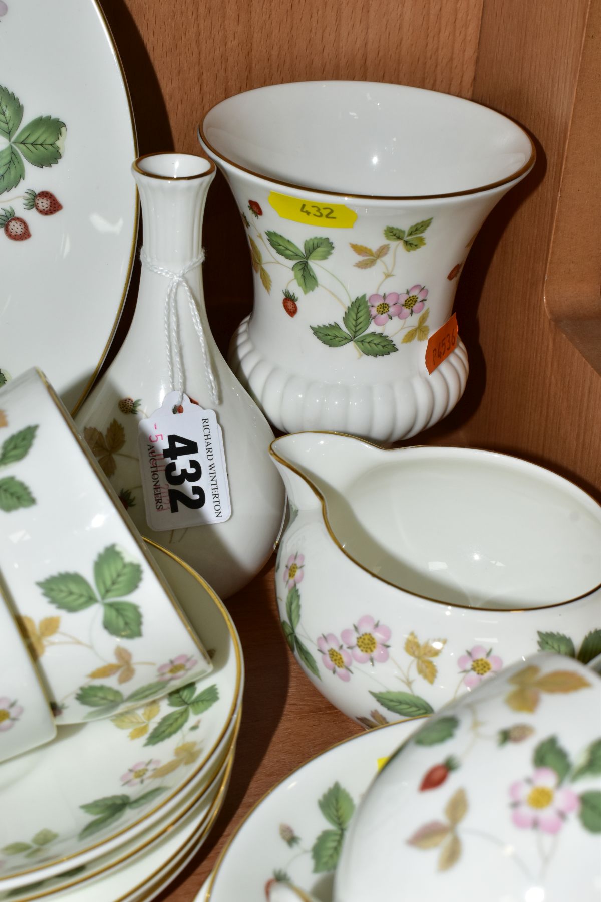 A WEDGWOOD WILD STRAWBERRY PATTERN TEA SET AND GIFT WARE, comprising eight cups, eight saucers, - Image 5 of 10