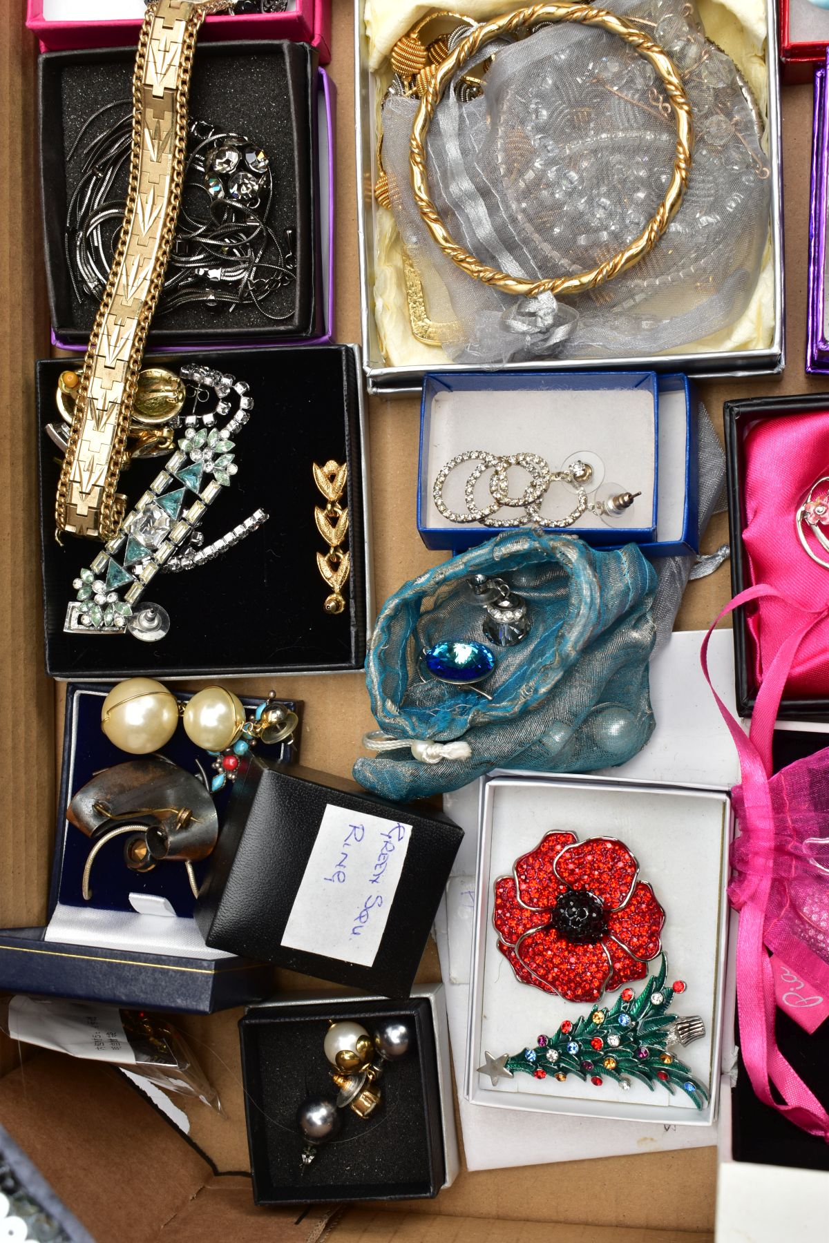 A BOX OF ASSORTED COSTUME JEWELLERY AND ITEMS, to include various brooches, costume necklaces, - Image 5 of 8