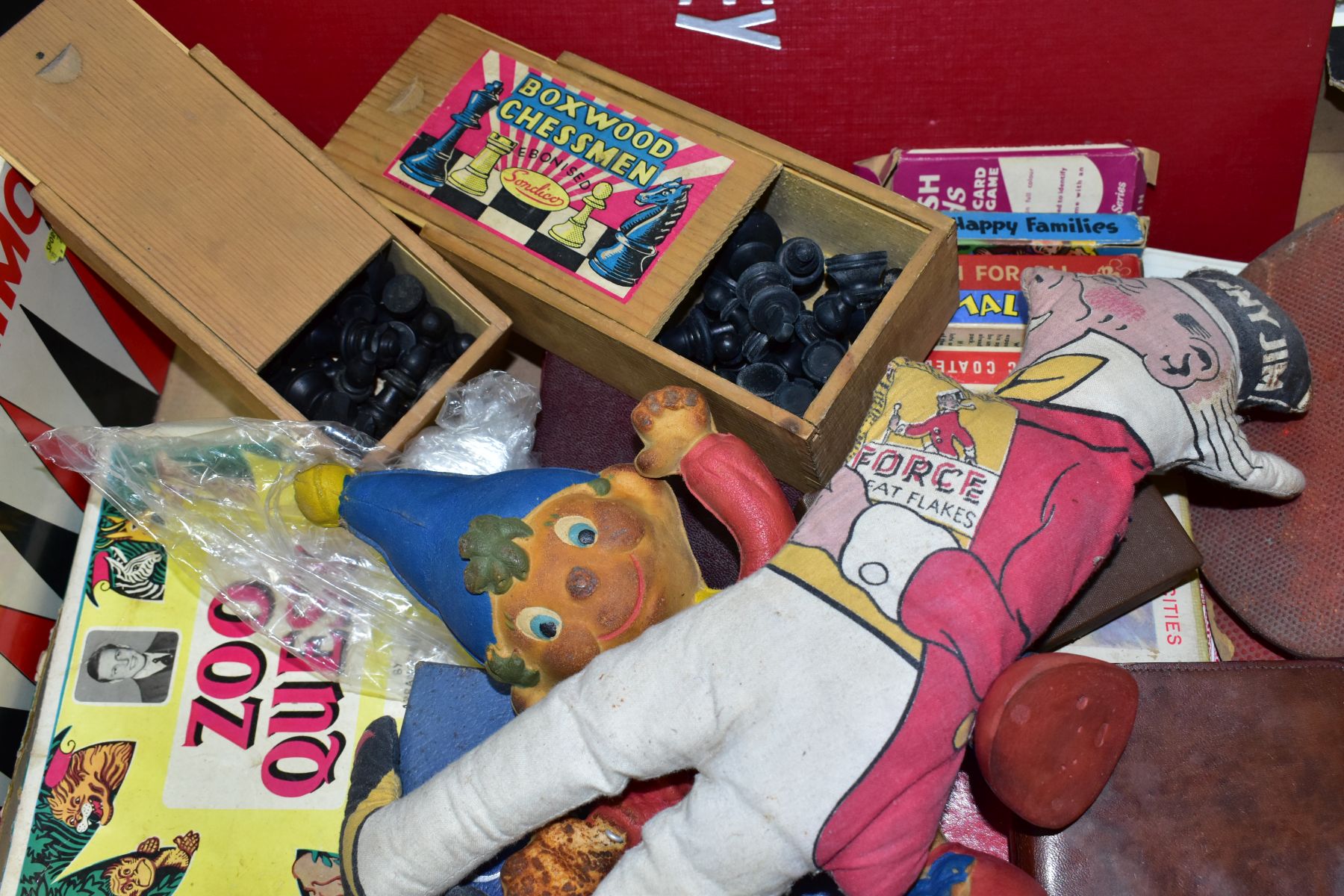 A QUANTITY OF ASSORTED TOYS AND GAMES, to include Ariel Productions 'Zoo Quest', 1930'S Wills ' - Image 11 of 12