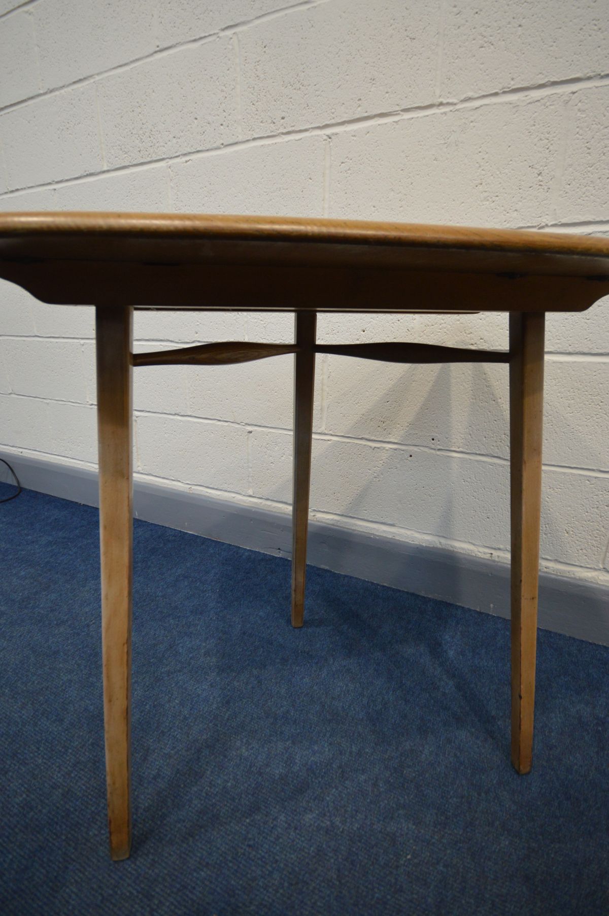 AN ERCOL ELM AND BEECH MODEL 265 TABLE, the curved top on triple square tapered legs, width 68cm x - Image 4 of 6