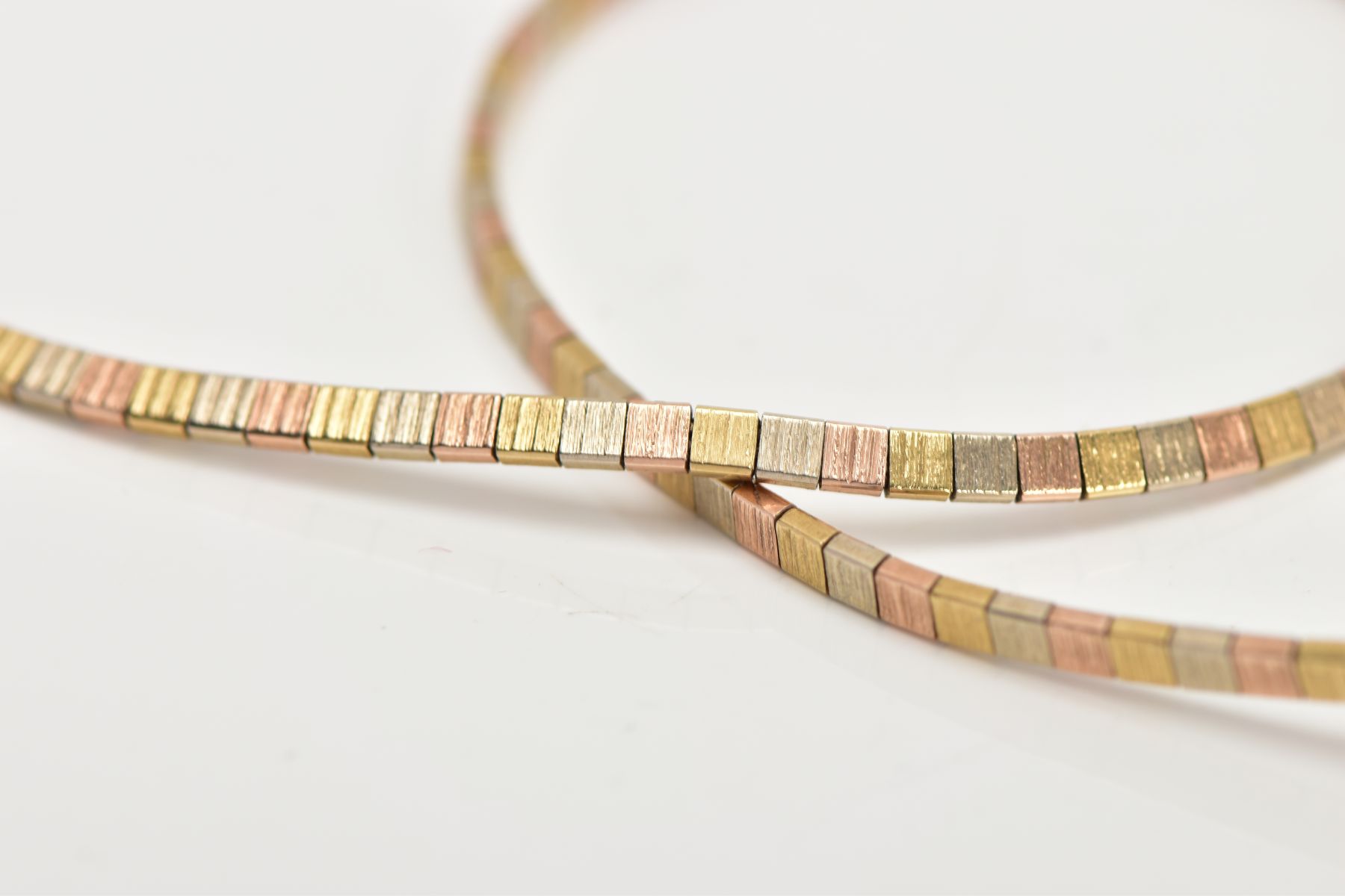 A 9CT TRI-COLOURED GOLD CHAIN, yellow, white and rose gold square articulated links, fitted with - Image 2 of 3