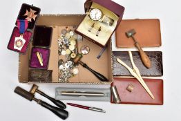 A BOX OF ASSORTED ITEMS, to include a gents 'Sekonda' wristwatch, hand wound movement, round