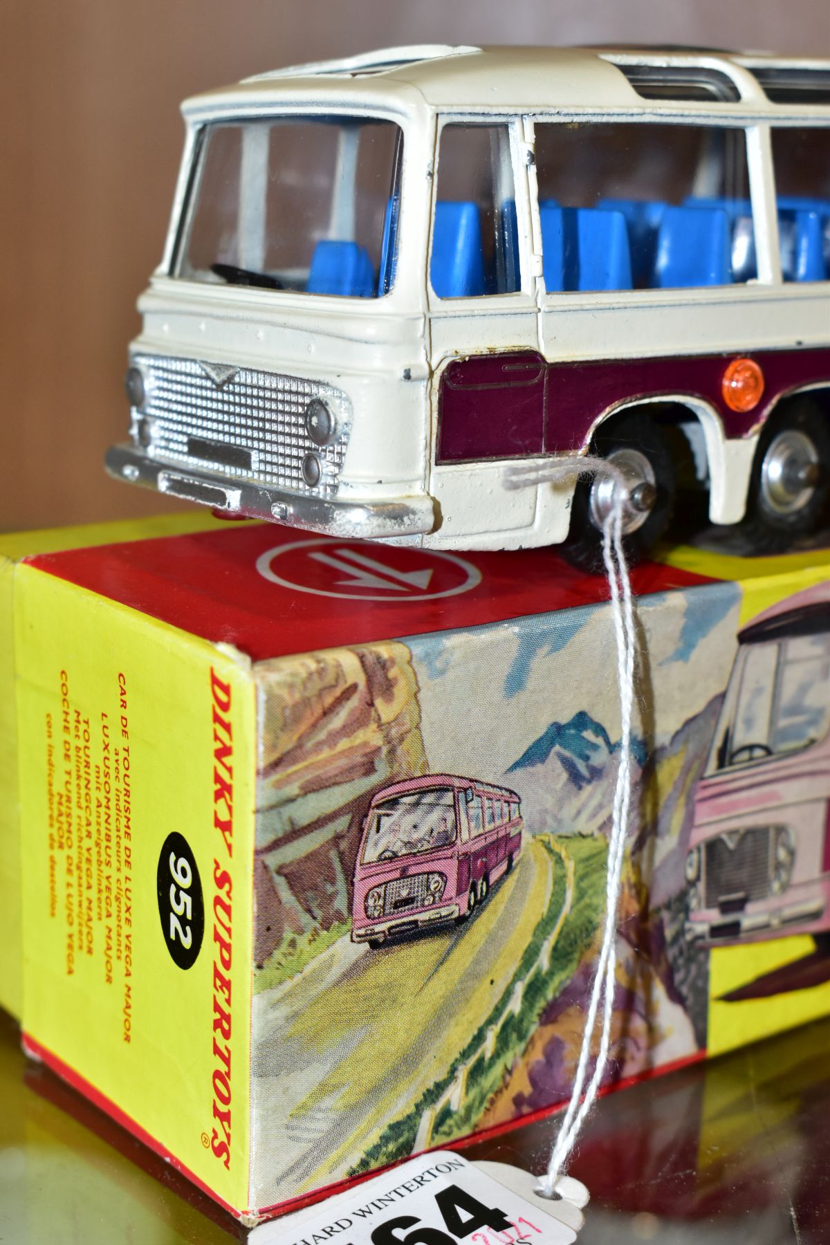 A BOXED DINKY SUPERTOYS BEDFORD VAN DUPLE VEGA MAJOR LUXURY COACH, No. 952, version with flashing - Image 7 of 7