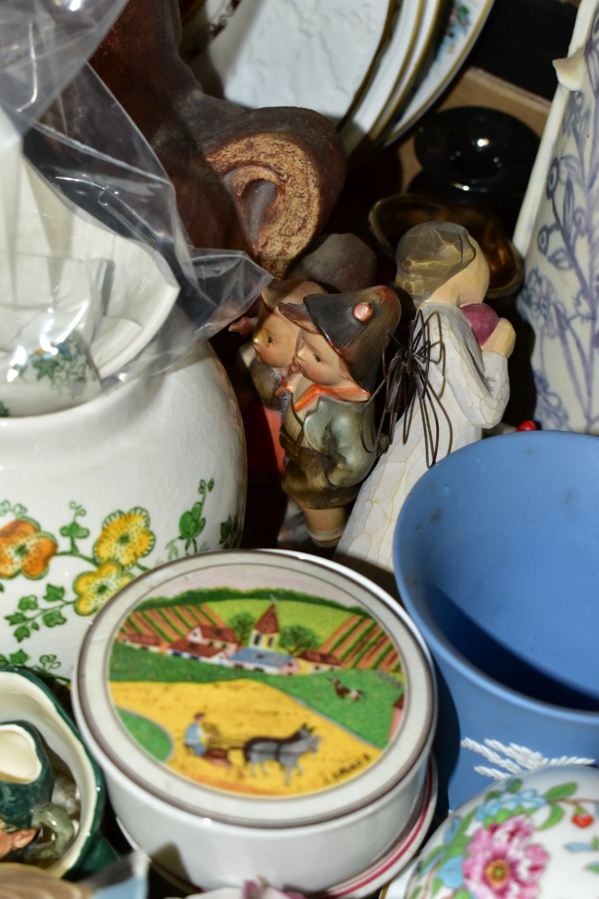 THREE BOXES AND LOOSE CERAMICS, ETC, to include two Villeroy & Boch trinket boxes with lids, Aynsley - Image 8 of 15