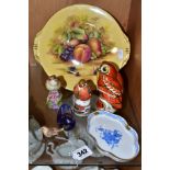 A SMALL GROUP OF CERAMICS AND GLASS, comprising Albany/Worcester Robin, height 5cm, a Royal