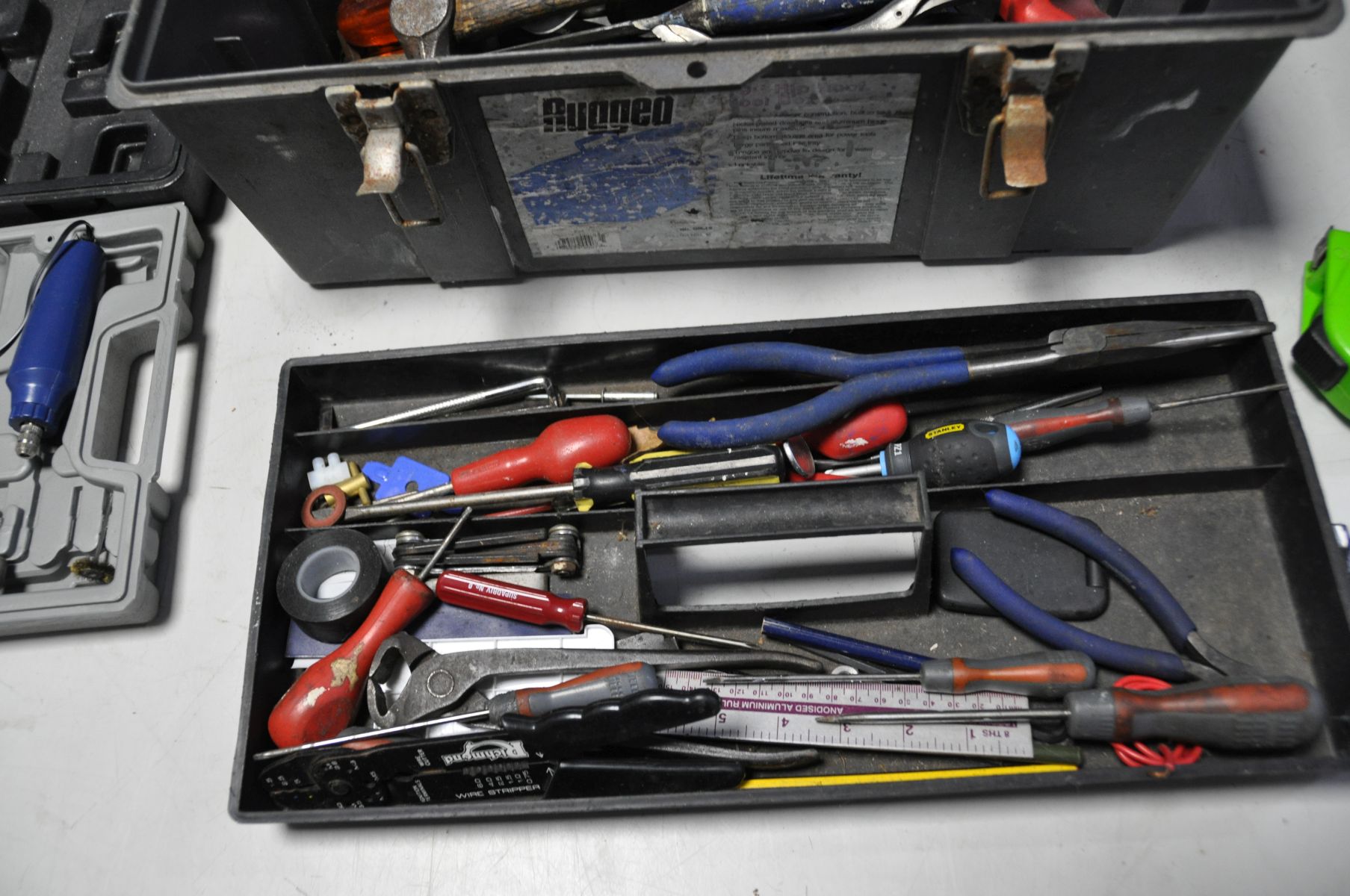 A PLASTIC TOOLBOX CONTAINING HANDTOOLS including Stanley and other screwdrivers, mole grips, long - Image 4 of 4