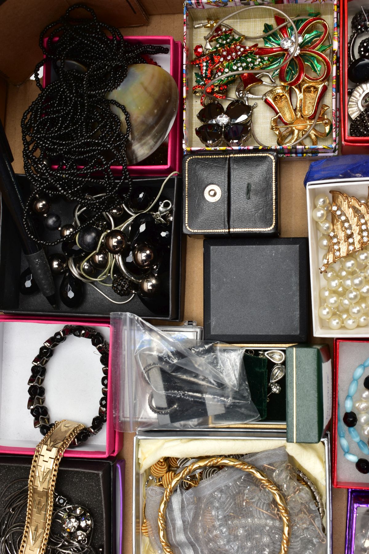 A BOX OF ASSORTED COSTUME JEWELLERY AND ITEMS, to include various brooches, costume necklaces, - Image 6 of 8
