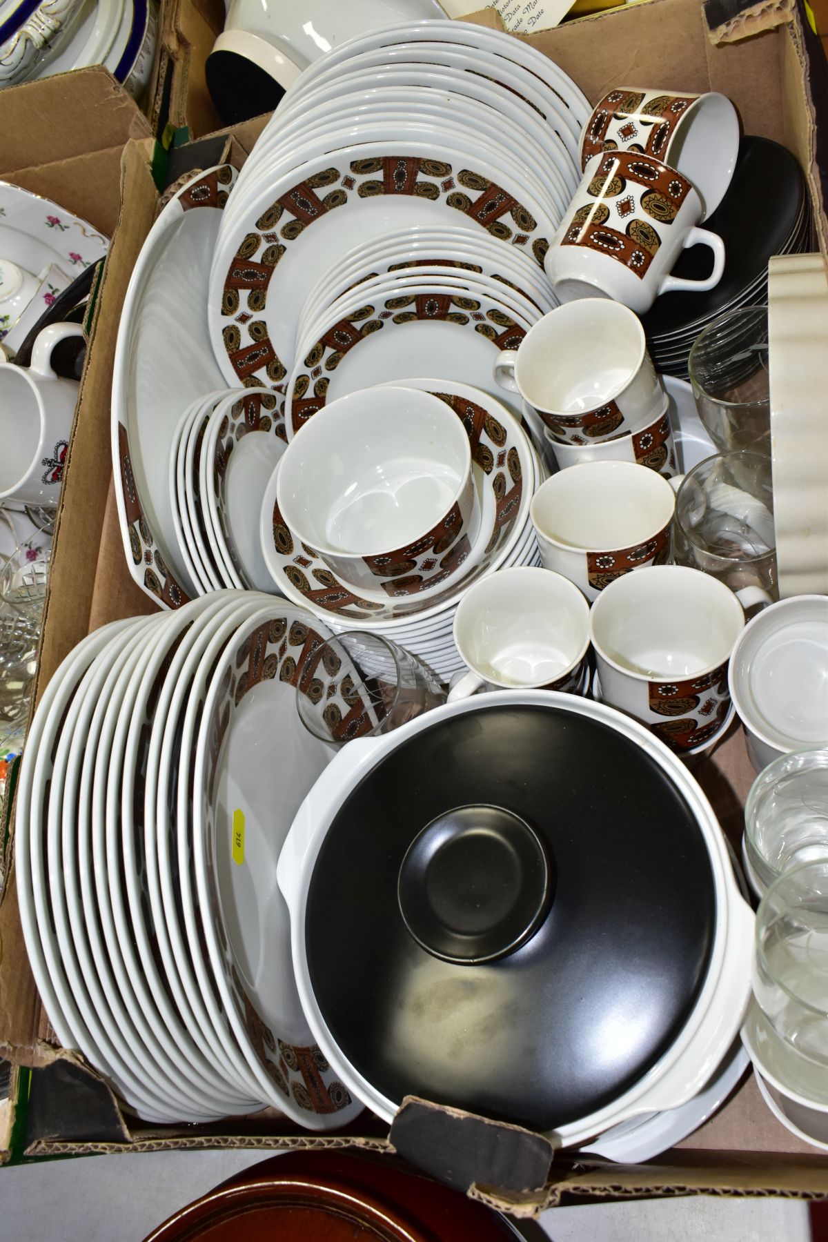FOUR BOXES AND LOOSE CERAMICS, to include part dinner service with blue and brown decoration, RD - Image 3 of 8