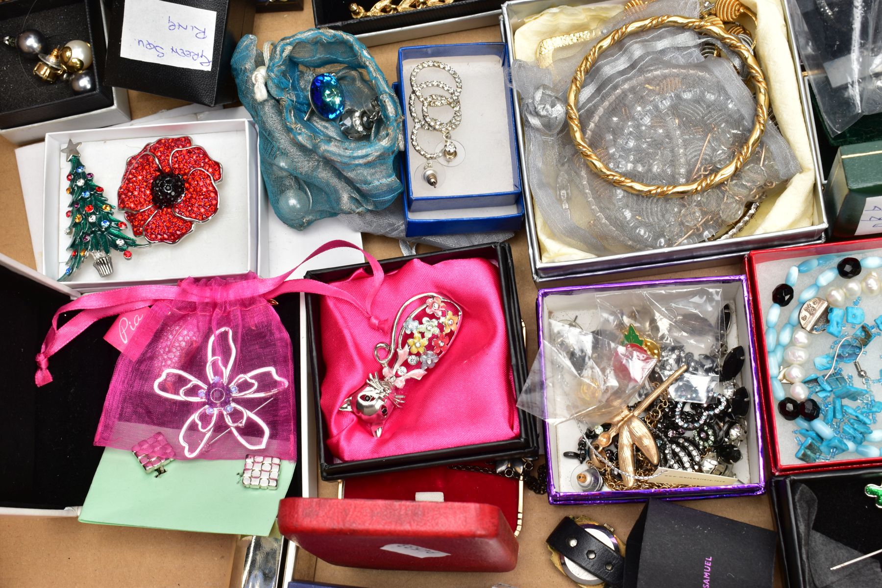 A BOX OF ASSORTED COSTUME JEWELLERY AND ITEMS, to include various brooches, costume necklaces, - Image 8 of 8