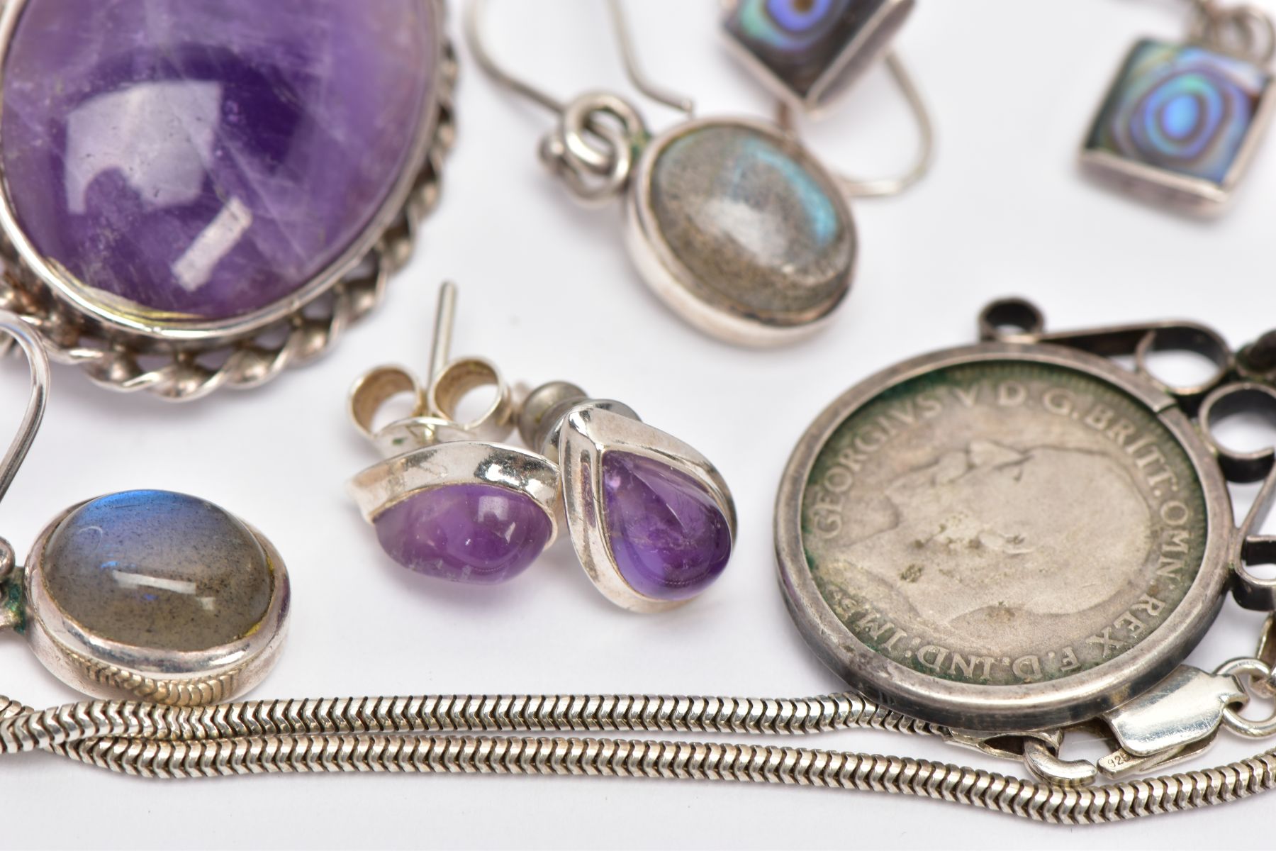 A BAG OF ASSORTED WHITE METAL JEWELLERY, to include a silver amethyst cabochon brooch hallmarked - Image 2 of 4