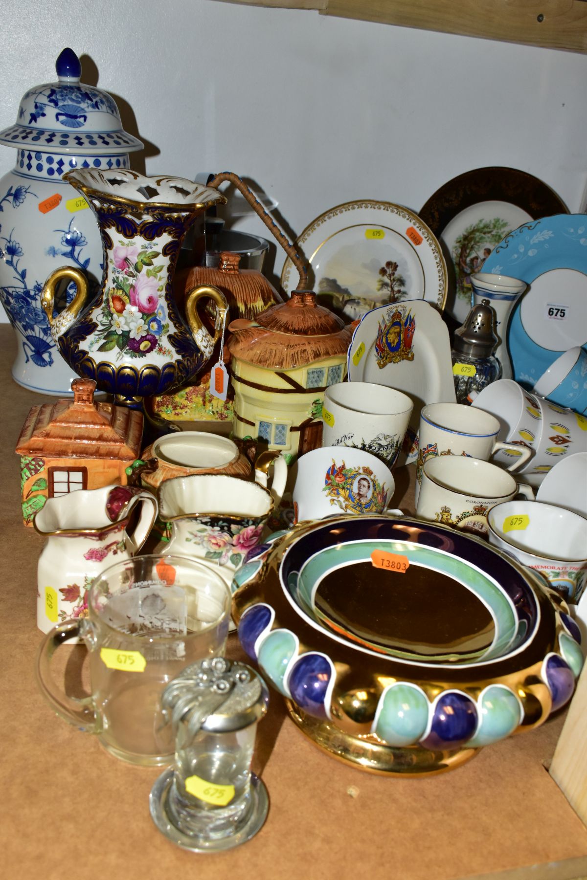 A GROUP OF CERAMICS AND GLASS to include Colclough tea service (six tea cups, saucers and side