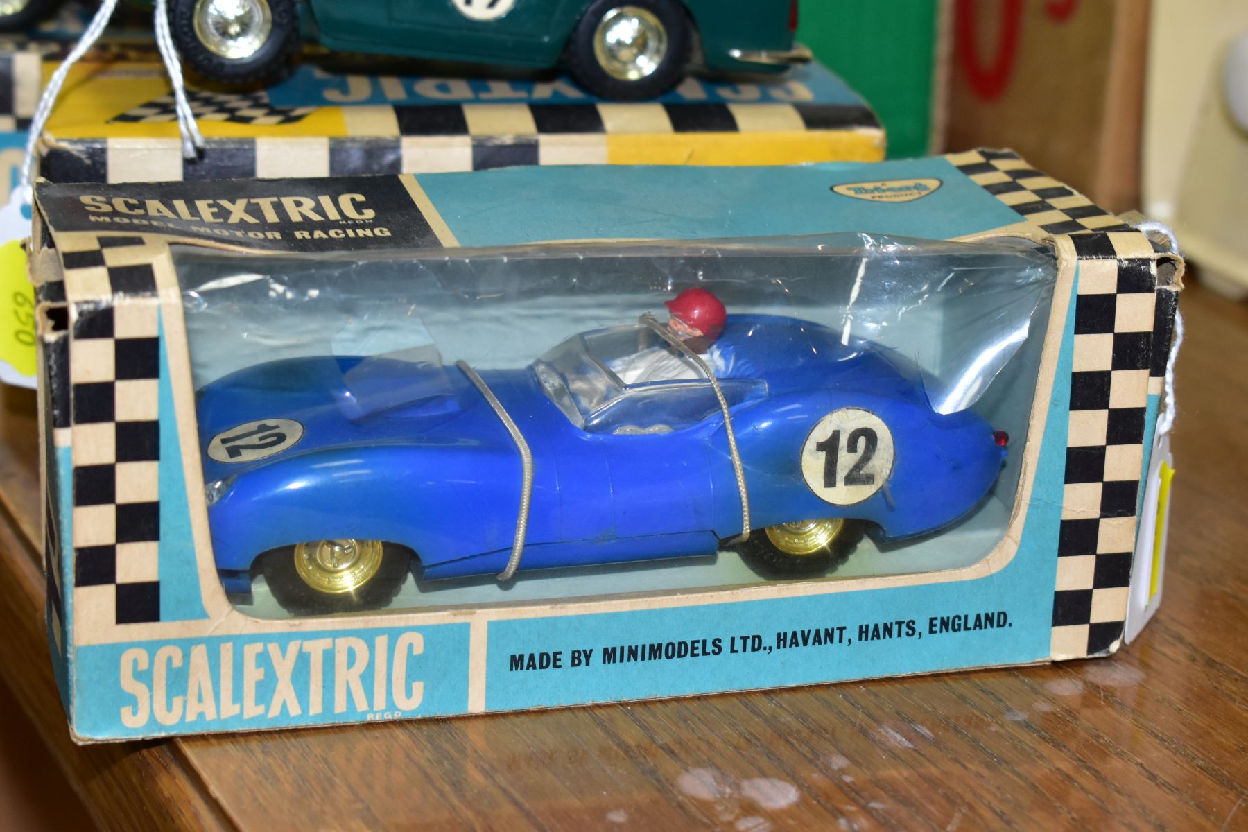 A QUANTITY OF VINTAGE SCALEXTRIC ITEMS, to include three boxed cars, Lister Jaguar, No C56, in - Image 6 of 8