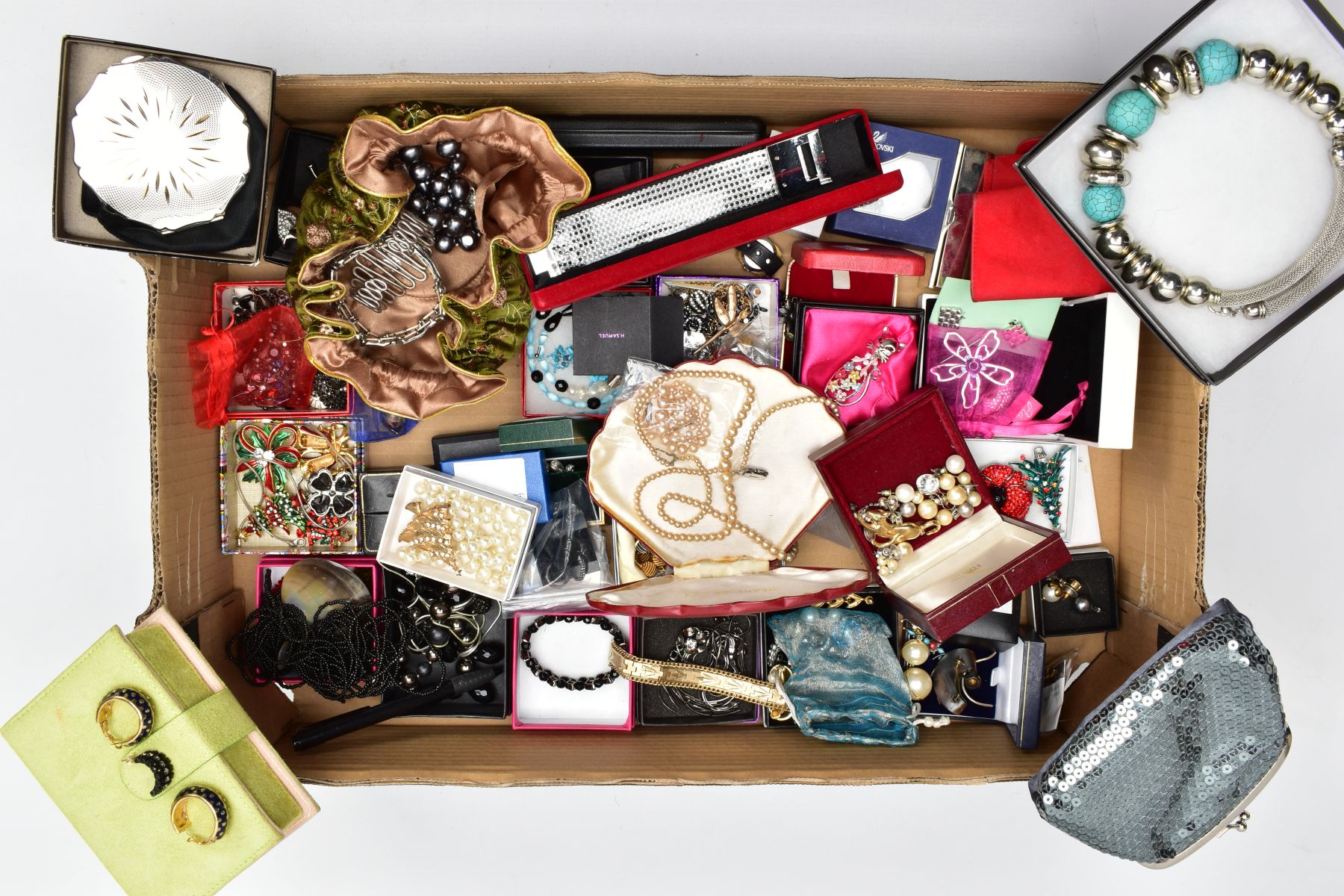 A BOX OF ASSORTED COSTUME JEWELLERY AND ITEMS, to include various brooches, costume necklaces,