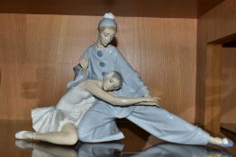 A LLADRO FIGURE GROUP 4935 'CLOSING SCENE', of a ballerina and a pierrot, designed by Salvador