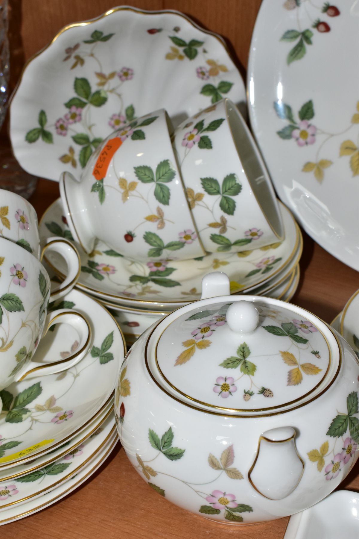 A WEDGWOOD WILD STRAWBERRY PATTERN TEA SET AND GIFT WARE, comprising eight cups, eight saucers, - Image 6 of 10