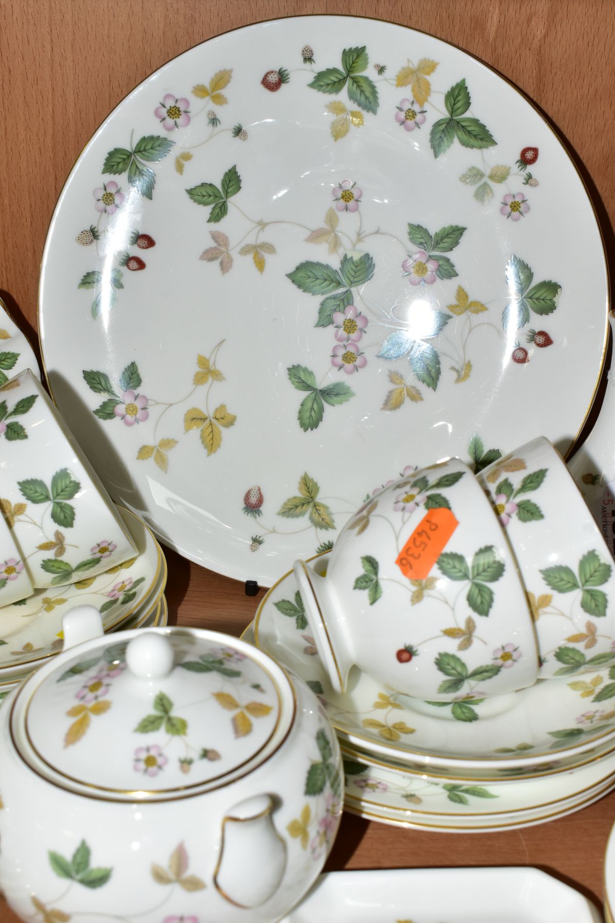 A WEDGWOOD WILD STRAWBERRY PATTERN TEA SET AND GIFT WARE, comprising eight cups, eight saucers, - Image 7 of 10