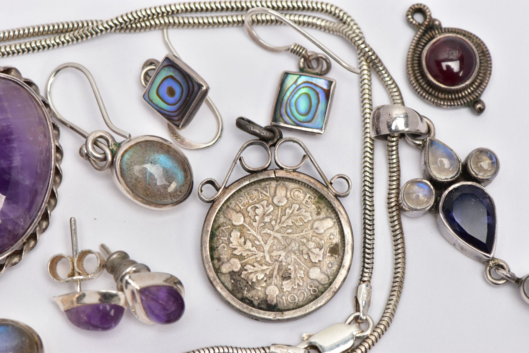 A BAG OF ASSORTED WHITE METAL JEWELLERY, to include a silver amethyst cabochon brooch hallmarked - Image 3 of 4