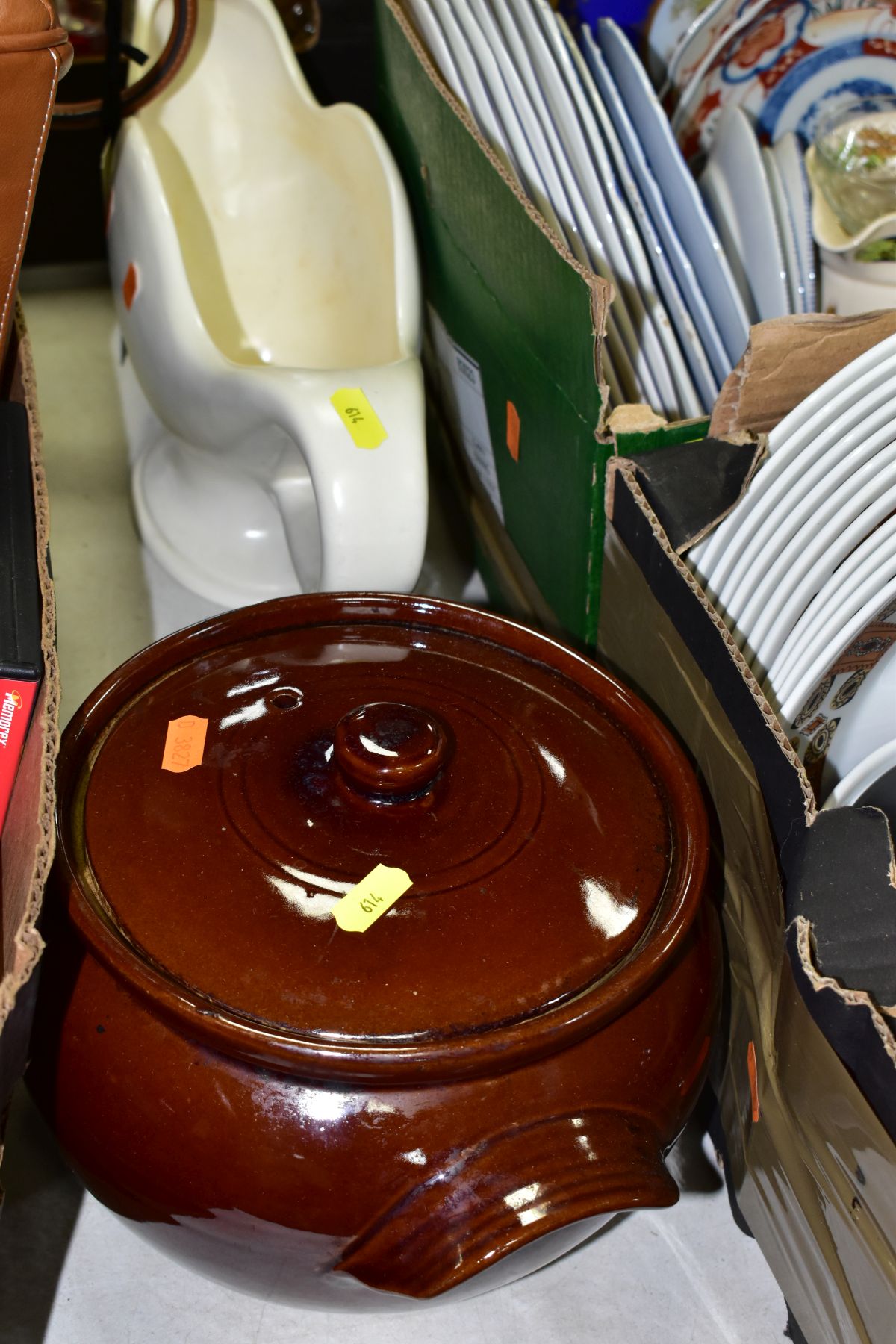 FOUR BOXES AND LOOSE CERAMICS, to include part dinner service with blue and brown decoration, RD - Image 2 of 8