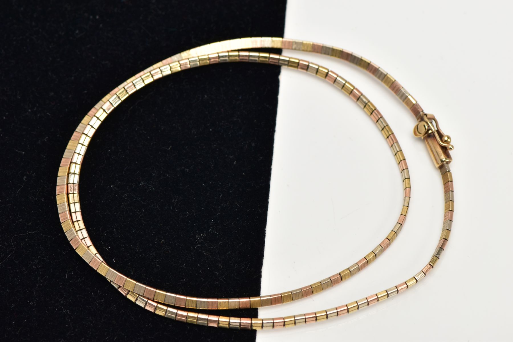 A 9CT TRI-COLOURED GOLD CHAIN, yellow, white and rose gold square articulated links, fitted with