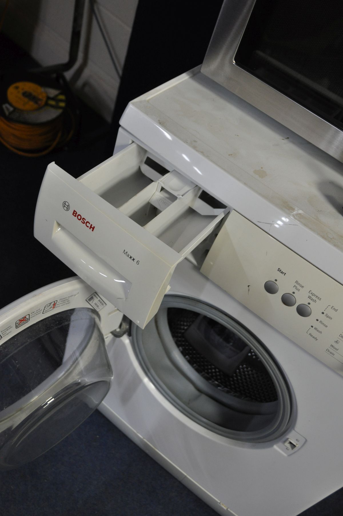 A BOSCH MAXX 6 WASHING MACHINE and a Bosch Microwave (both PAT pass and powers up) (2) - Image 2 of 2