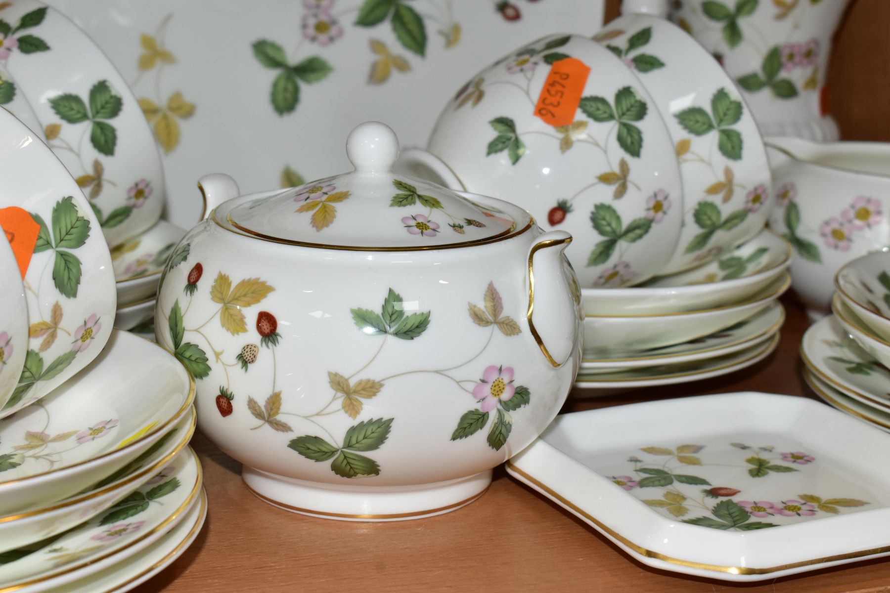 A WEDGWOOD WILD STRAWBERRY PATTERN TEA SET AND GIFT WARE, comprising eight cups, eight saucers, - Image 2 of 10