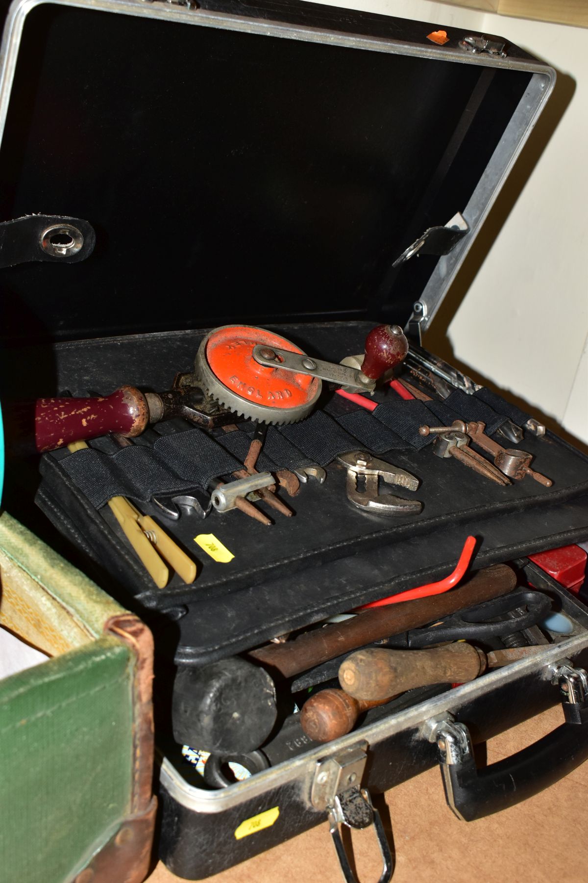 A CASE OF MISCELLANEOUS DIY TOOLS, including screwdrivers, spanners, metal cutters/tin snips, - Image 4 of 5