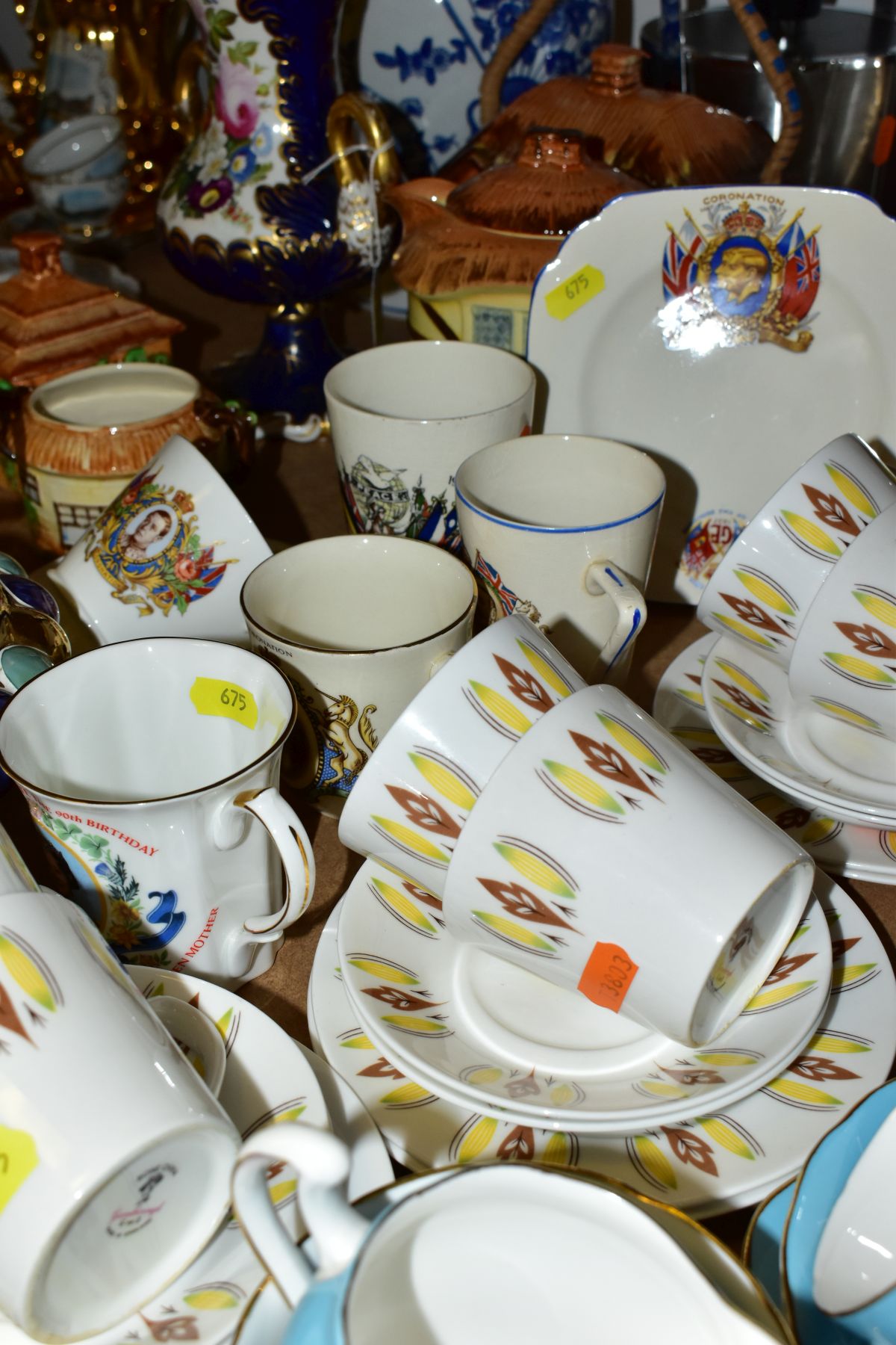 A GROUP OF CERAMICS AND GLASS to include Colclough tea service (six tea cups, saucers and side - Image 9 of 10