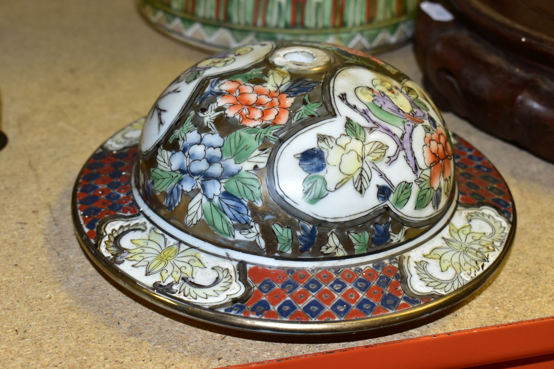 A CHINESE PORCELAIN FAMILLE VERT JAR AND COVER, decorated with figures flowers and insects, jar - Image 3 of 13