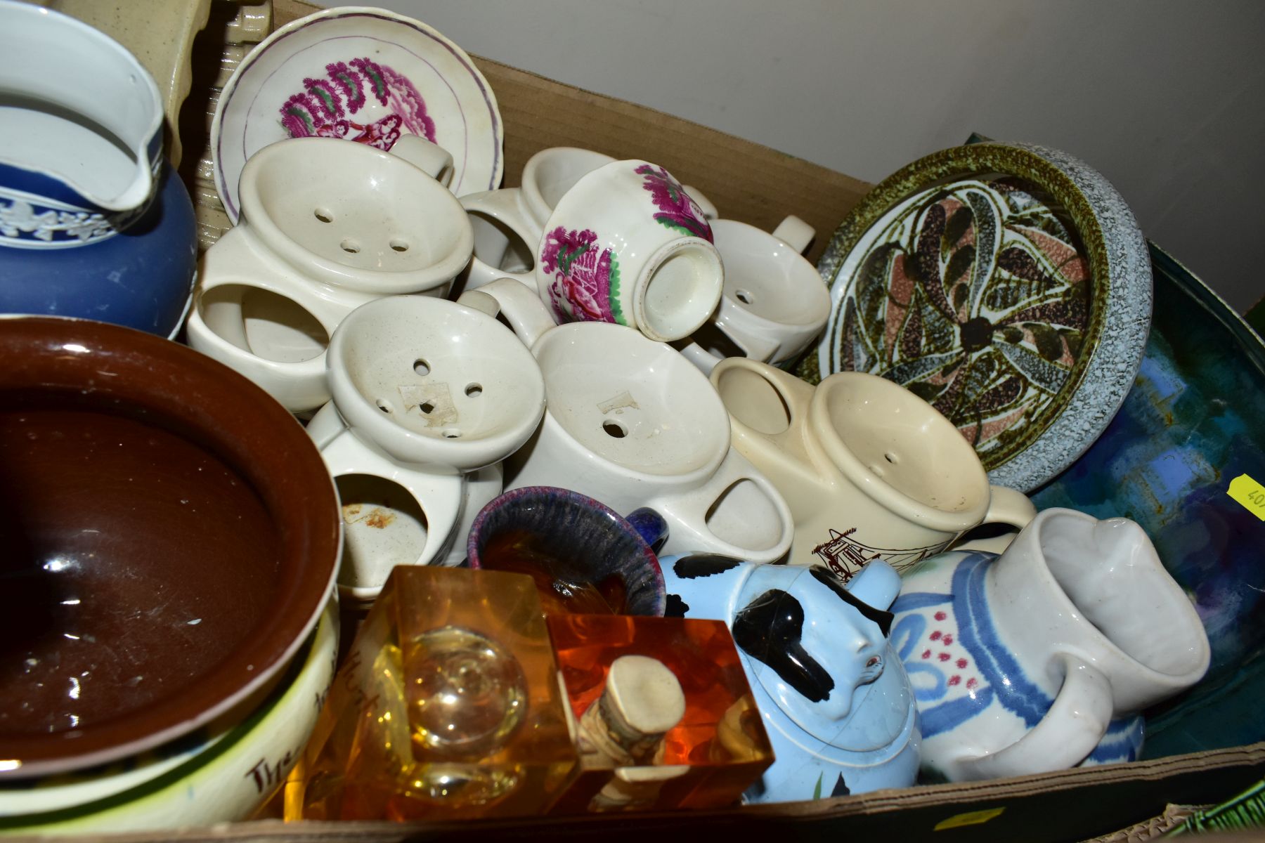 THREE BOXES AND LOOSE ASSORTED CERAMICS, ETC, including a blue glass bowl on clear tripod base, - Image 11 of 11