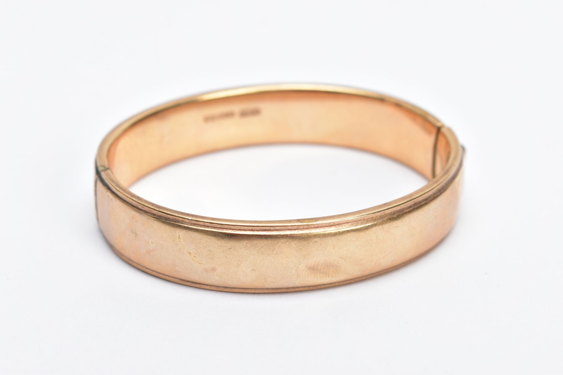 A 9CT GOLD OVAL HALF ENGRAVED OVAL HINGED BANGLE, half engraved with a floral and foliate fancy - Image 3 of 3