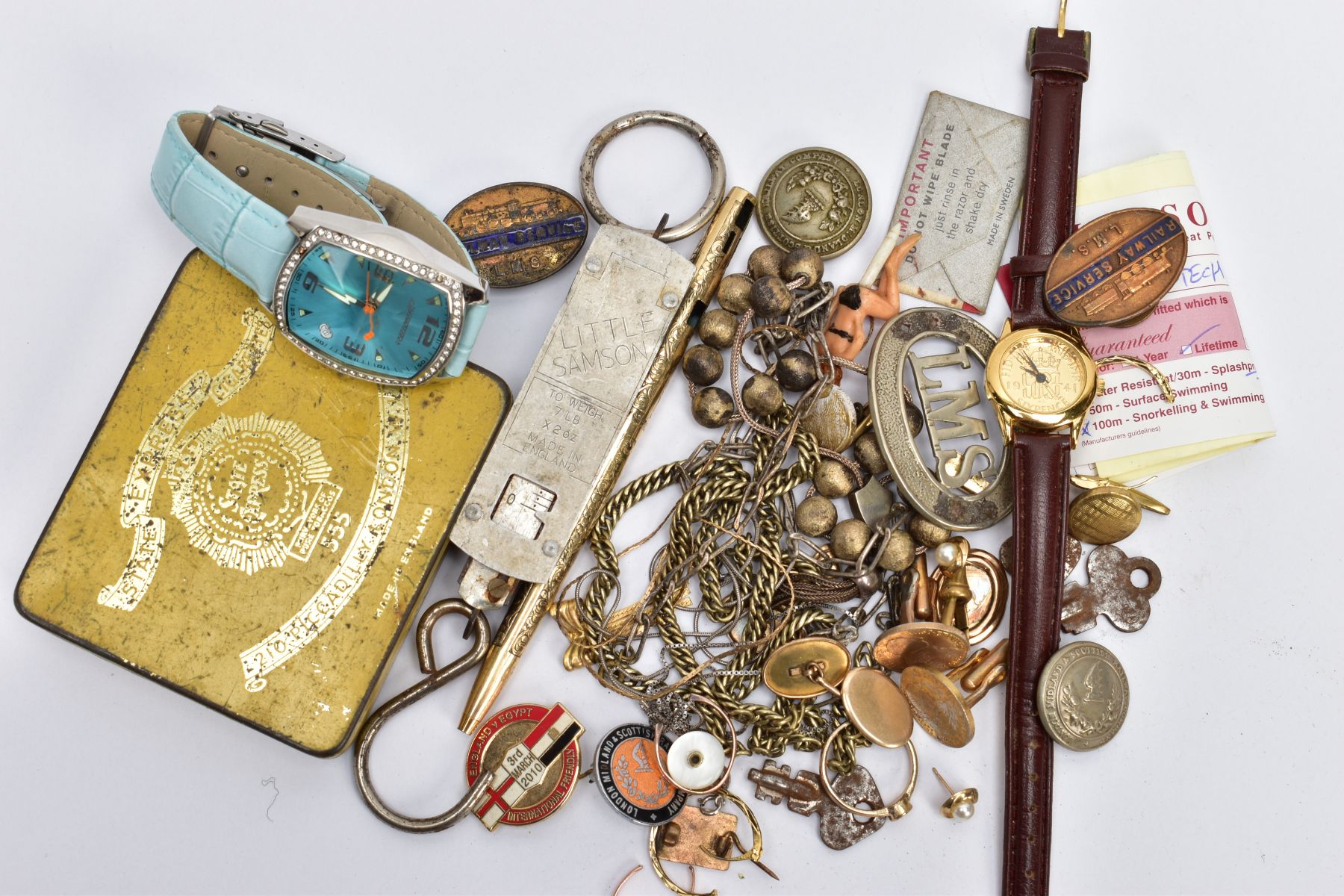 A SELECTION OF MIXED ITEMS AND JEWELLERY, to include cap badges, a Sheaffer 12K gold filled pen, two