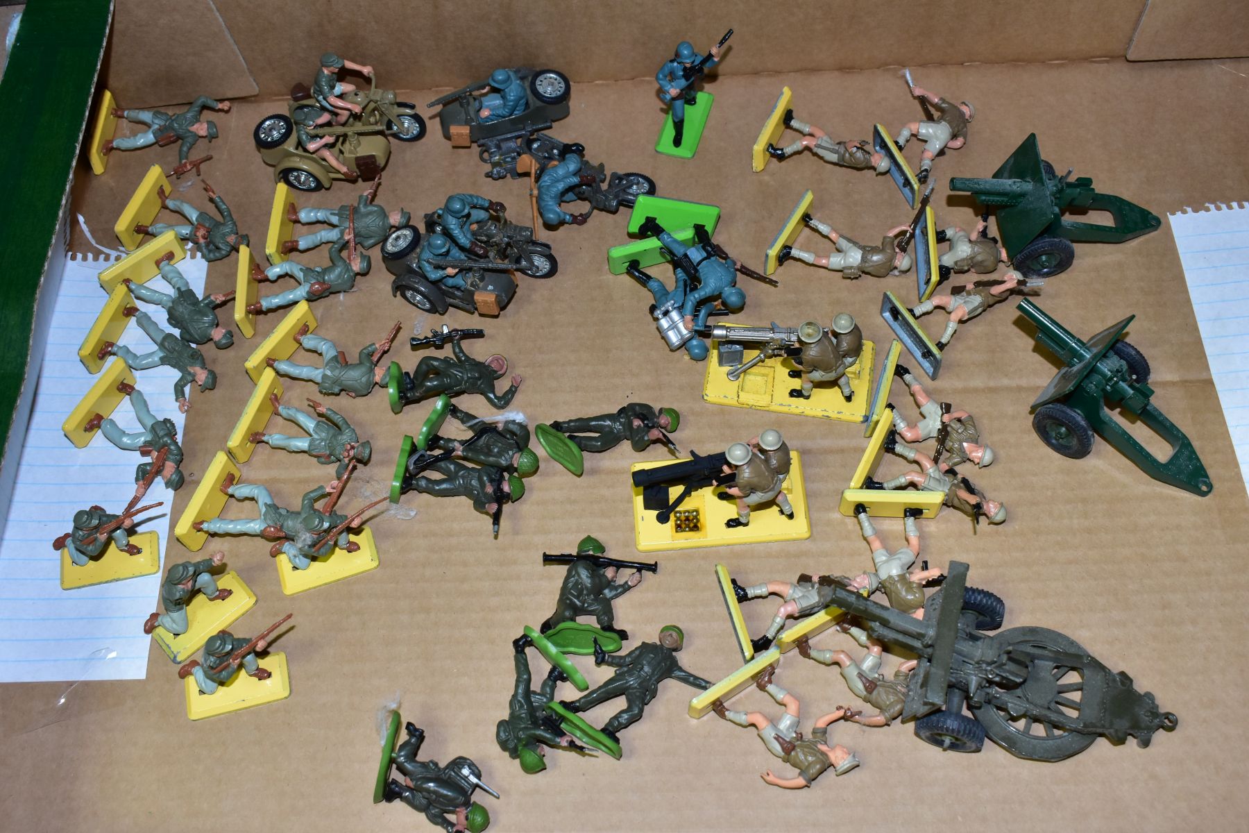 A QUANTITY OF BRITAINS AND AIRFIX 1/32 SCALE SOLDIER FIGURES, many have been painted and detailed to - Image 8 of 13