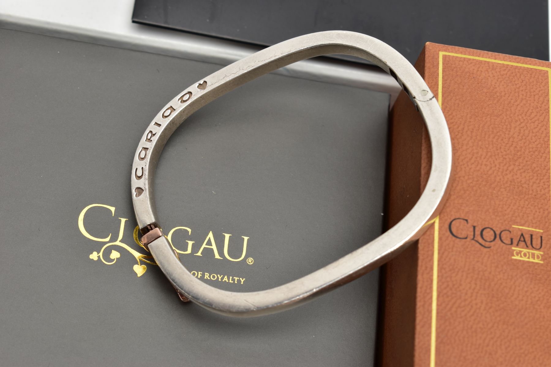 THREE ITEMS OF CLOGAU SILVER JEWELLERY, to include a 'Cariad' hinged bangle with rose gold detail to - Image 3 of 4