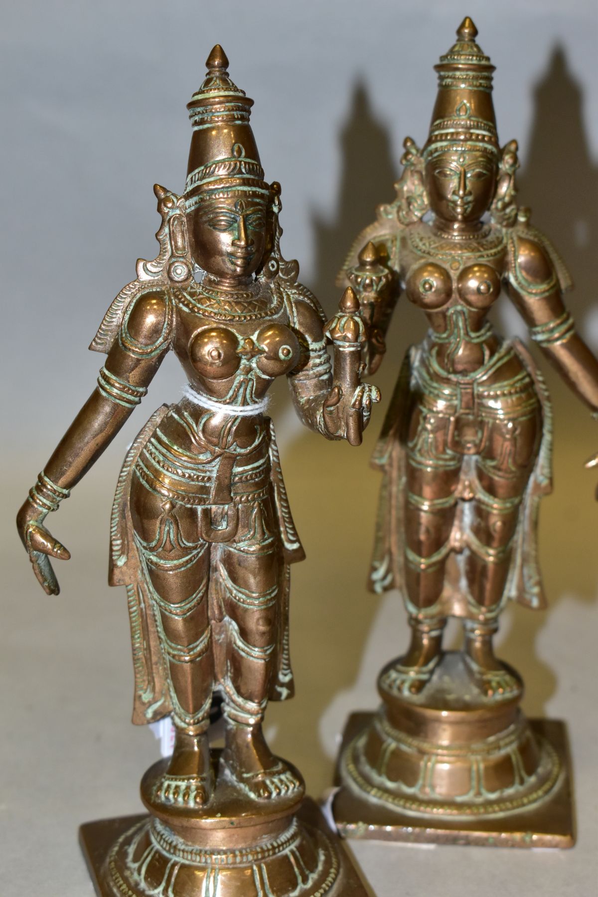 A NEAR PAIR OF BRONZE FIGURES OF PARVATI HOLDING A LOTUS FLOWER, cast on a circular plinth with - Image 5 of 7