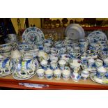 A QUANTITY OF MASONS REGENCY PATTERN TEA, DINNER AND ORNAMENTAL WARES, OVER 100 PIECES, includes