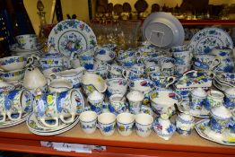 A QUANTITY OF MASONS REGENCY PATTERN TEA, DINNER AND ORNAMENTAL WARES, OVER 100 PIECES, includes