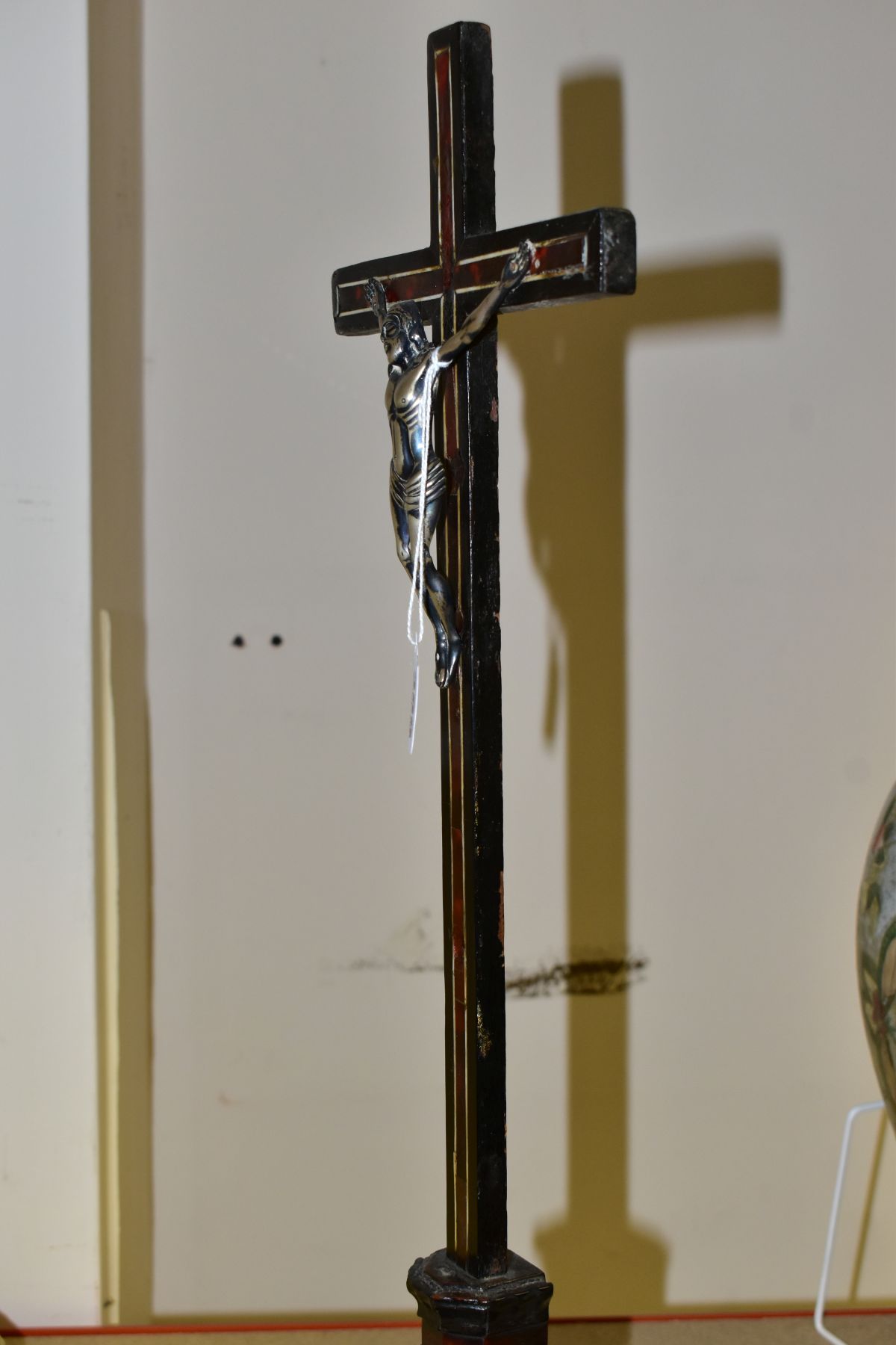 A 17TH CENTURY TORTOISESHELL VENEERED CRUCIFIX, dated 1691 and 'ROME LEO' verso, standing on a - Image 4 of 11
