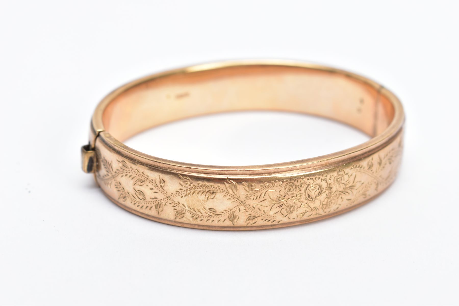 A 9CT GOLD OVAL HALF ENGRAVED OVAL HINGED BANGLE, half engraved with a floral and foliate fancy - Image 2 of 3
