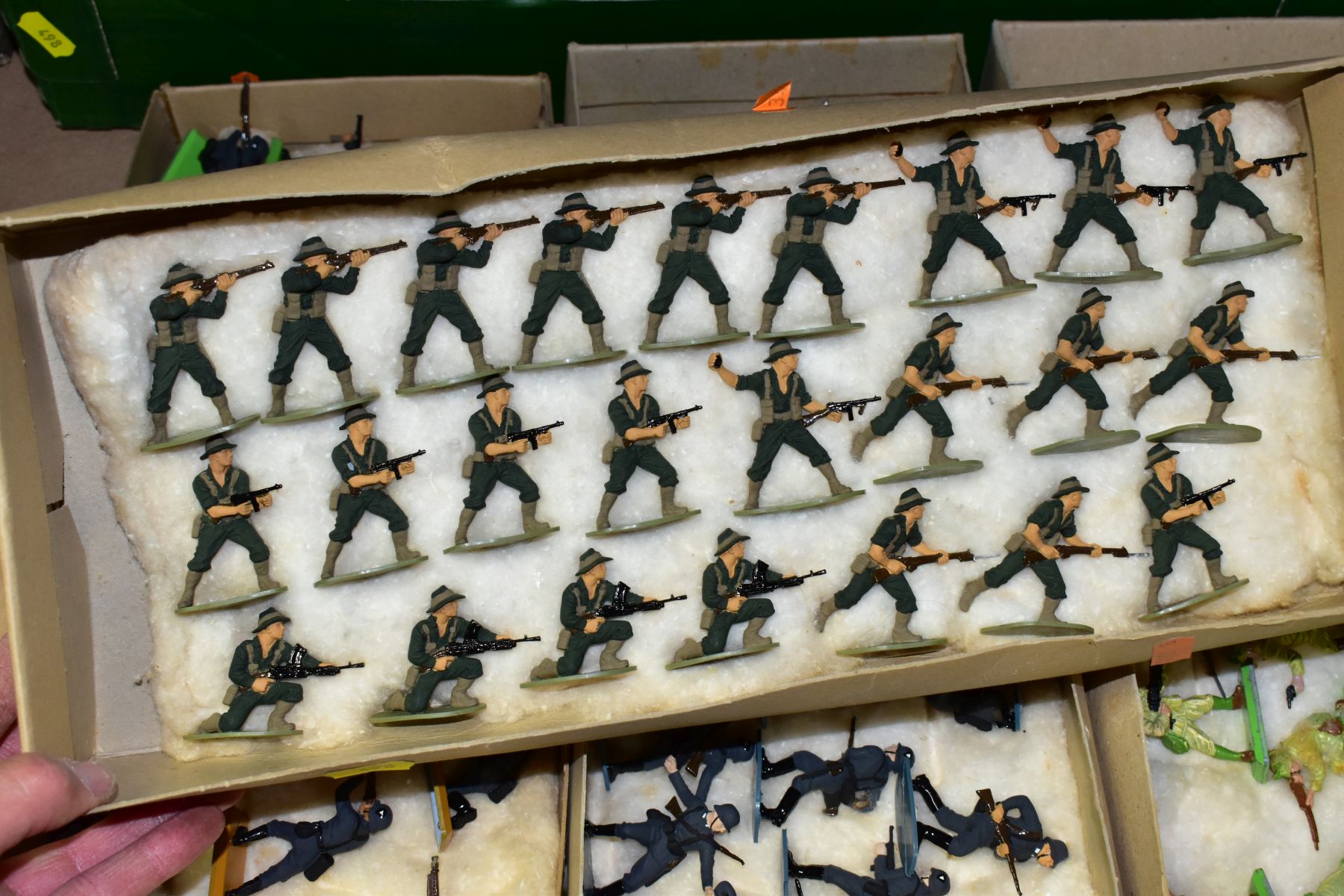 A QUANTITY OF BRITAINS AND AIRFIX 1/32 SCALE SOLDIER FIGURES, many have been painted and detailed to - Image 7 of 13