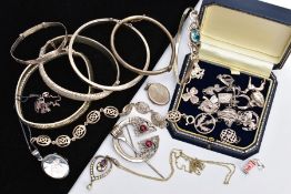 A SELECTION OF SILVER AND WHITE METAL JEWELLERY, to include various charms, two oval lockets, an