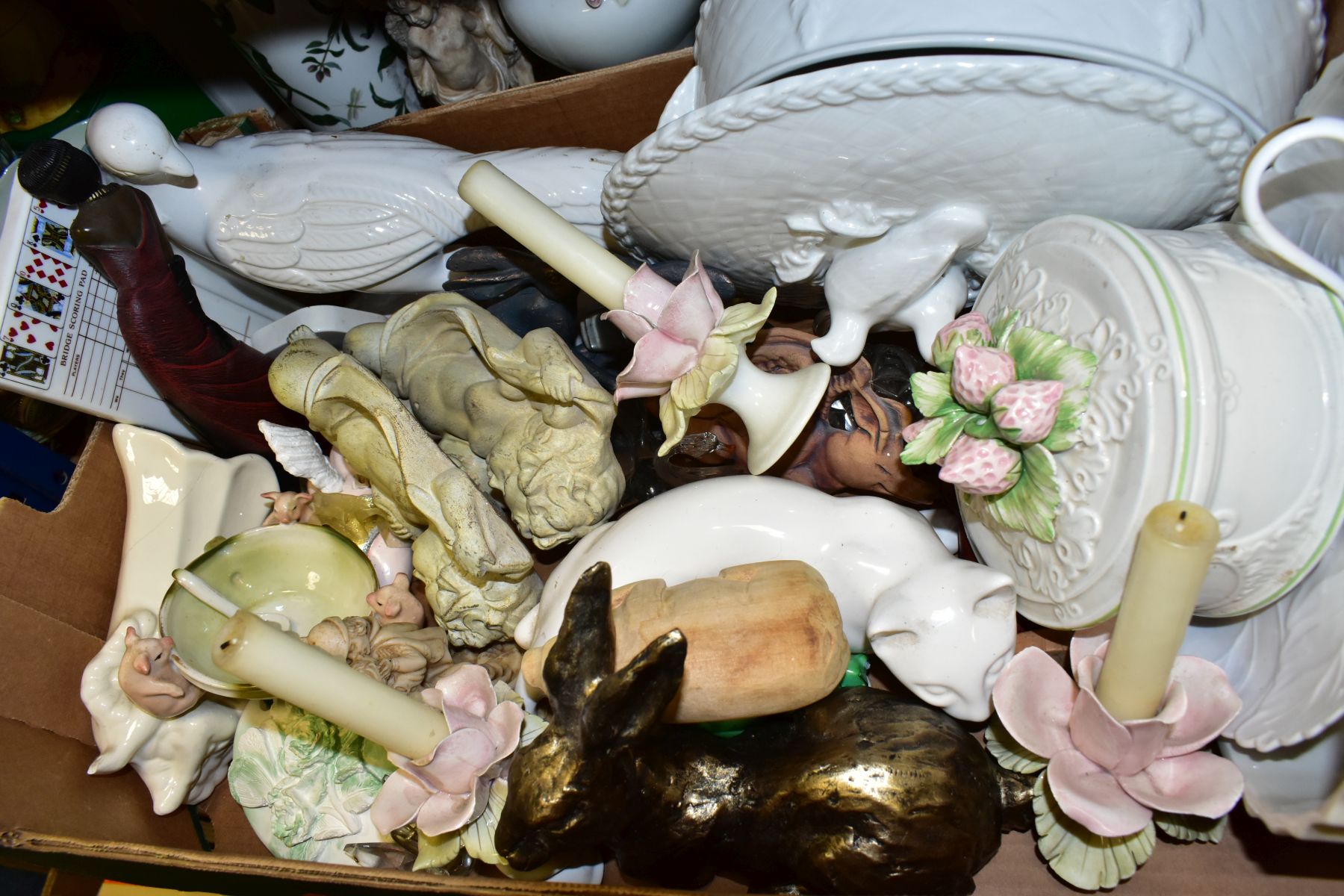 TWO BOXES AND LOOSE CERAMICS, including a Losol Ware bowl with parrot design to the interior, two - Image 6 of 9