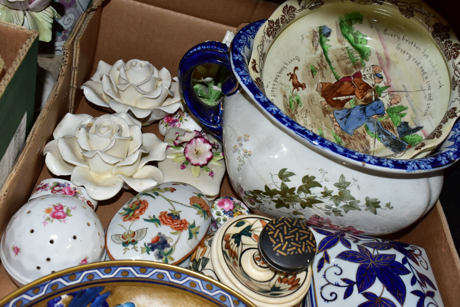 TWO BOXES AND LOOSE CERAMICS, including a Losol Ware bowl with parrot design to the interior, two - Image 4 of 9