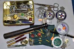 A TIN CONTAINING CAR BADGES, ASHBOURNE SHOW BADGE AND TIE PINS OTHER COLLECTABLES, including a