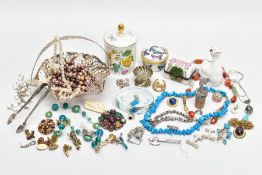 A MIXED TRAY OF CERAMICS, METALWARE AND COSTUME JEWELLERY, to include a Portmerion lidded jar with