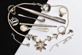 A SELECTION OF SILVER AND WHITE METAL ITEMS, to include a flower design necklace with central