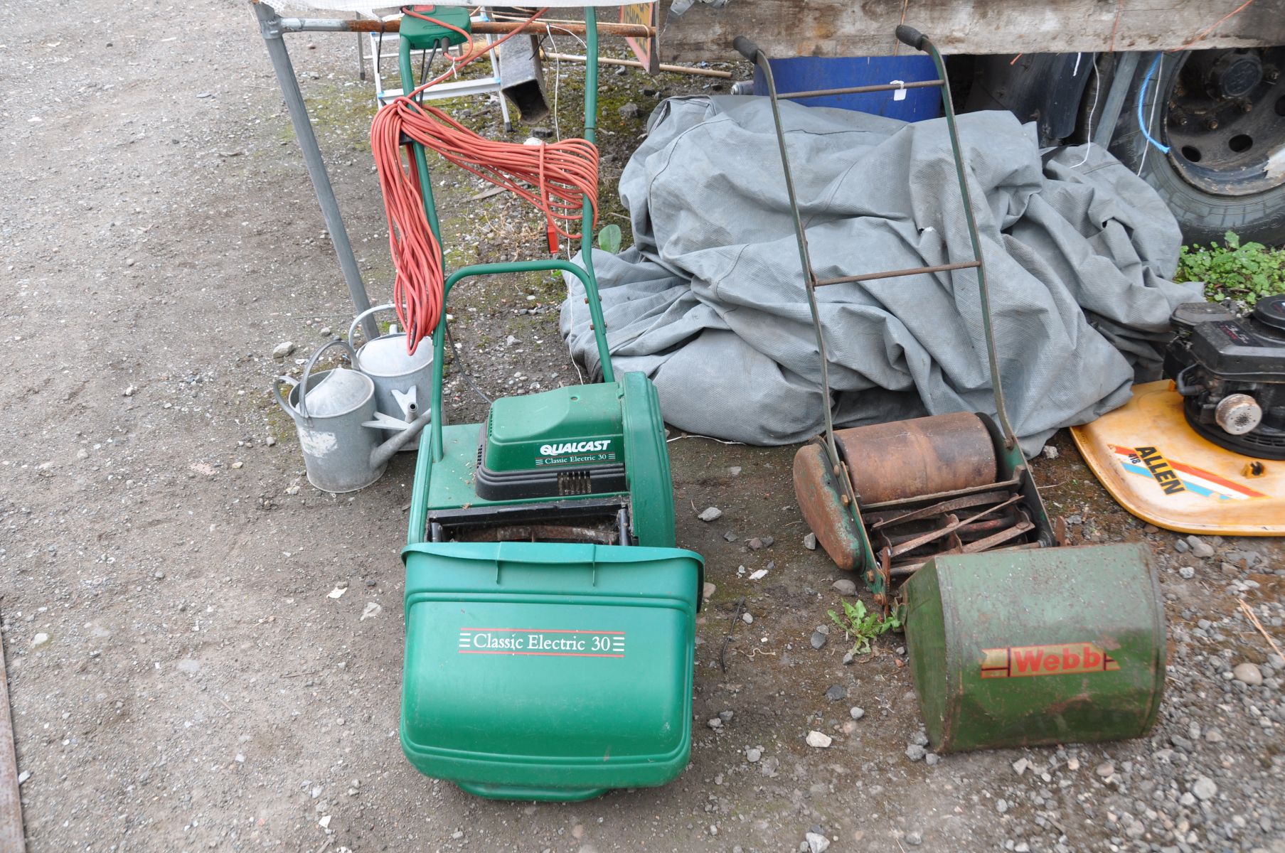 A QUALCAST CLASSIC ELECTRIC 30 CYLINDER LAWN MOWER with grass box (PAT pass and working) and a