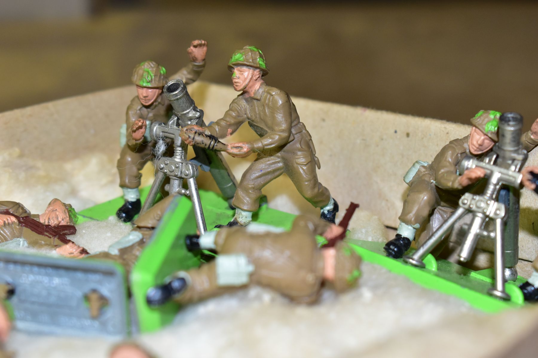 A QUANTITY OF BRITAINS AND AIRFIX 1/32 SCALE SOLDIER FIGURES, many have been painted and detailed to - Image 11 of 13