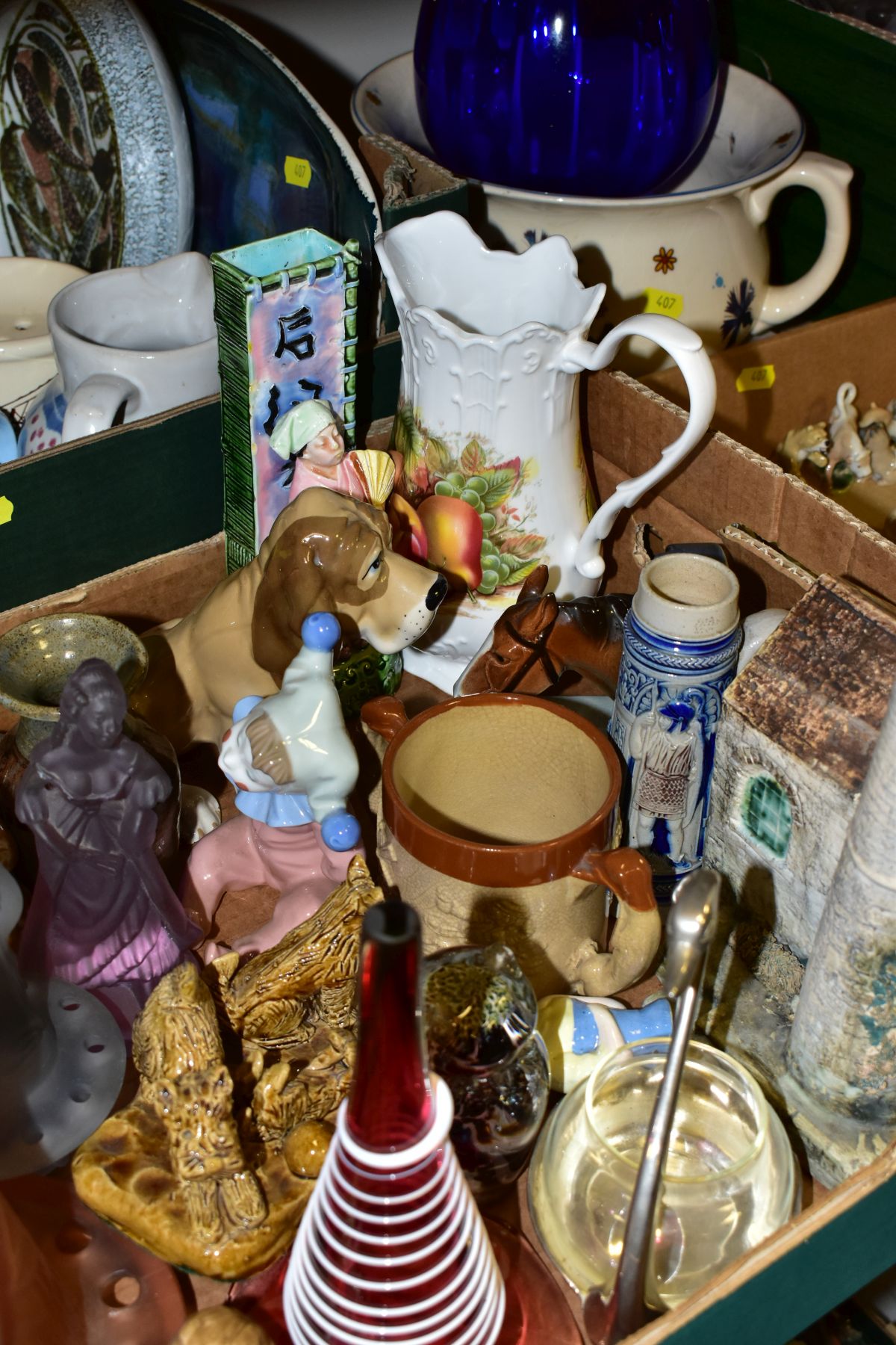 THREE BOXES AND LOOSE ASSORTED CERAMICS, ETC, including a blue glass bowl on clear tripod base, - Image 8 of 11