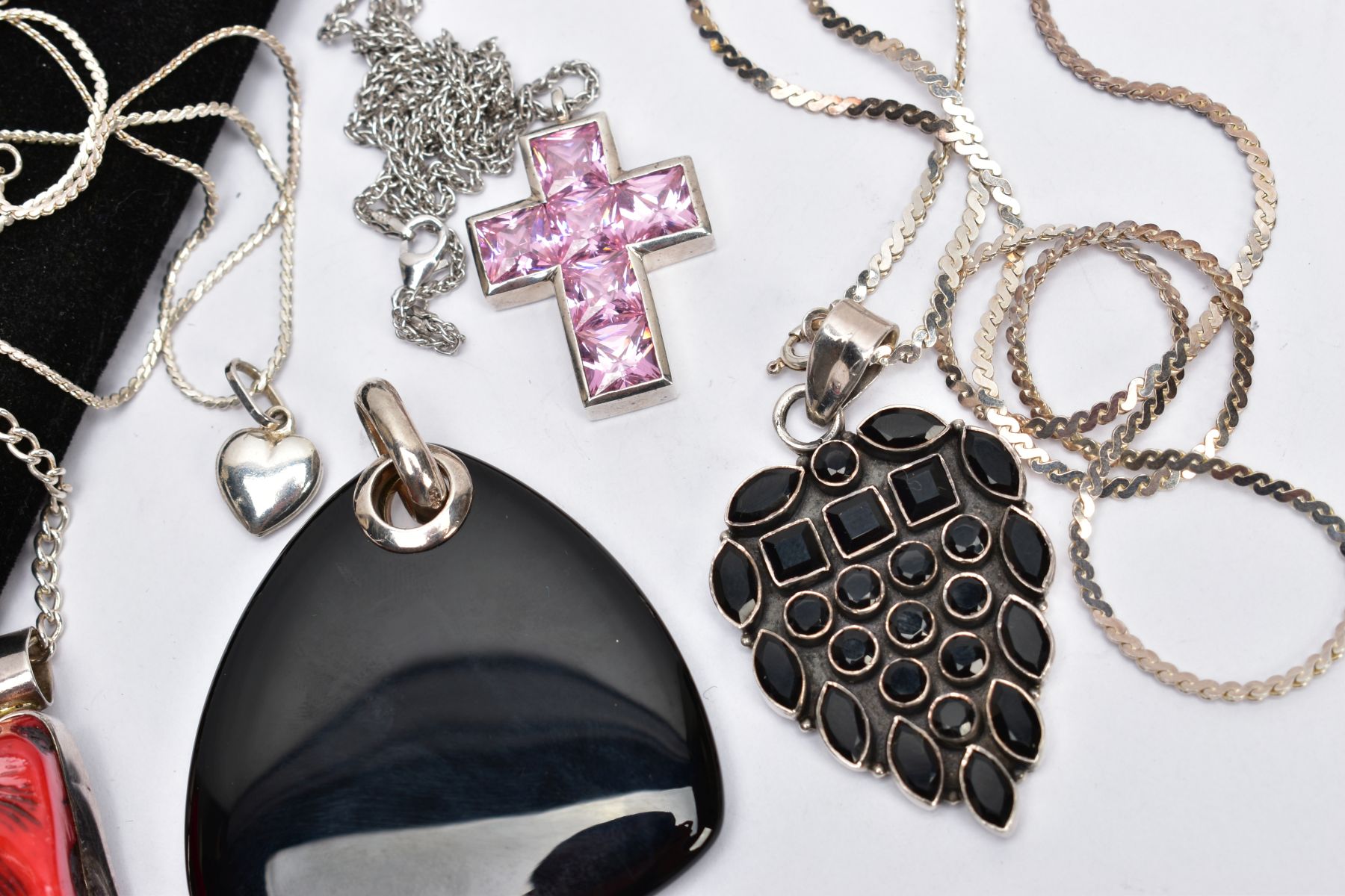 A SELECTION OF PENDANTS, to include a dyed branch coral pendant, a heart pendant, a cross pendant, a - Image 3 of 3